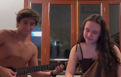 Netos de Elis Regina cantam 'Romaria' em emocionante homenagem