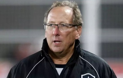 John Textor tenta ampliar controle do Crystal Palace em meio a resistência interna e concorrência de magnata da NFL
