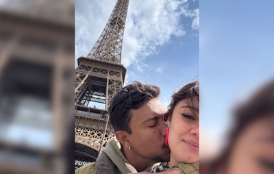 Xamã e Sophie Charlotte posam em clima de romance em Paris