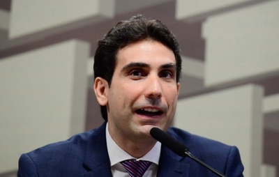 No Senado, Galípolo diz que Brasil pode se beneficiar com guerra tarifária e que não há "bala de prata" para reduzir juros