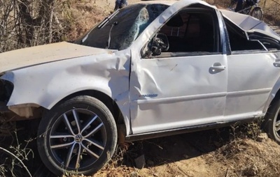 Jovem de 22 anos fica ferido após capotamento de carro na zona rural de Urandi