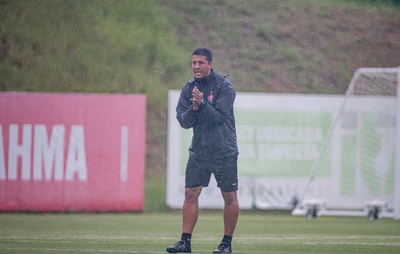 Com Matheuzinho de fora, Vitória volta aos treinos de olho no Fortaleza