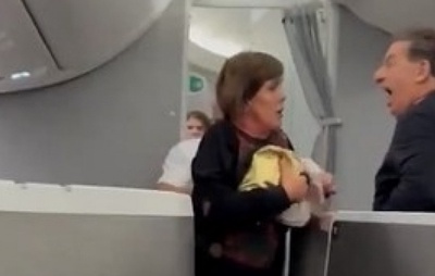 VÍDEO: Dois passageiros são expulsos de voo para Nova York após confusão