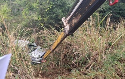 Carro cai em ribanceira ao desviar de animais soltos na BR-330 entre Jequié e Maracás