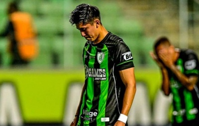 Miguelito, meia-atacante do América-MG, é preso por injúria racial após partida da Série B; entenda