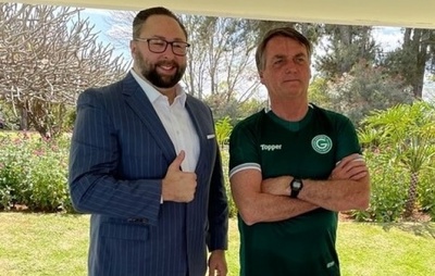 Aliado de Trump, Jason Miller publica foto com Bolsonaro e pede liberdade para ex-presidente