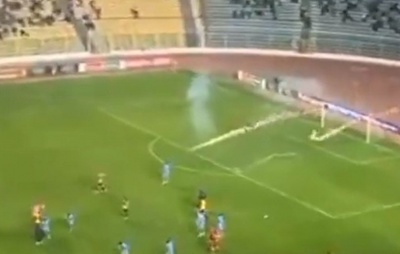 Torcedores do The Strongest lançam rojões em campo e ferem jogador em jogo do Campeonato Boliviano