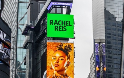 Embaixadora de programa do Spotify, Rachel Reis é destaque nos telões da Times Square