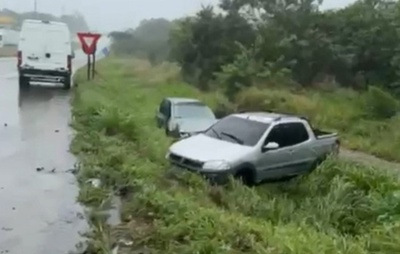 Quatro veículos se envolvem em acidentes em curva considerada crítica da BR-324 em Feira de Santana