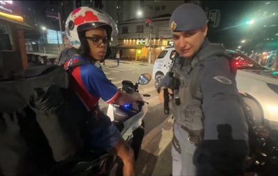 VÍDEO: Boca de 09 é parado pela polícia em São Paulo por conduzir moto sem habilitação