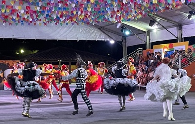 Quadrilhas juninas ganham destaque no São João da Bahia; figurinista da Balão Junino ressalta desafios e resistência cultural