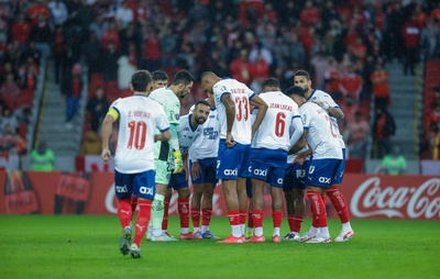 No Beira-Rio, Bahia sai na frente, mas leva a virada e se despede da Libertadores