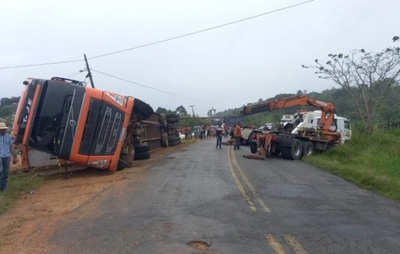 Caminhão boiadeiro tomba na BA-650 com 70 bovinos; motorista tem ferimentos leves