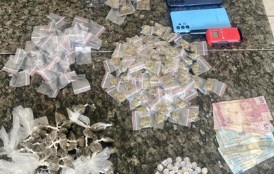 PM apreende drogas, celulares e radiocomunicador em ação em bairros de Salvador