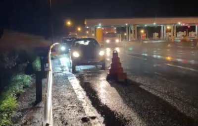Pneus furados após pedágio causam transtornos na BR-324, em Simões Filho