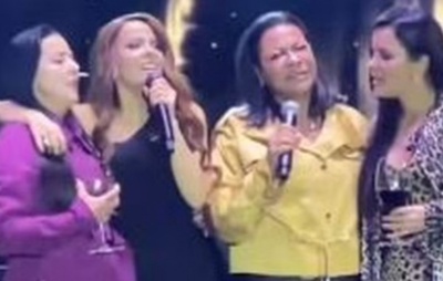 VÍDEO: Maiara e Maraisa choram ao receber mãe de Marília Mendonça em show