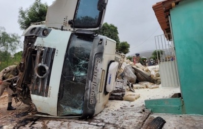 Caminhão atinge carro e quiosque em Pé de Serra, deixando motorista morto no sudoeste baiano