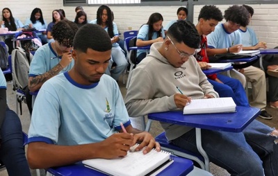 PNLD 2026: Escolas selecionam livros para novo ensino médio com foco em coleções e itinerários formativos