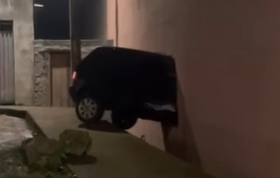 Carro Invade Fábrica de Chocolate em Ibicaraí; Ninguém Ferido em Acidente Surpreendente