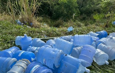 Carreta carregada com água mineral tomba na BR-116 entre Jaguaquara e Jequié; parte da carga é saqueada