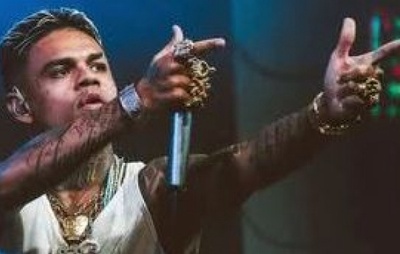 MC Cabelinho terá que indenizar homem que se feriu durante "chuva de garrafas" incentivada pelo cantor em show