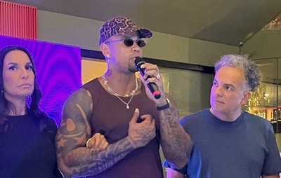 Léo Santana anuncia novo projeto em novembro