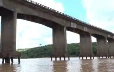 VÍDEO: Moradores ignoram interdição e atravessam ponte sobre o rio Jequitinhonha
