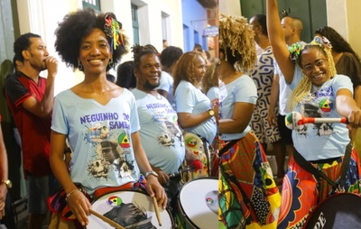 Em clima de festa no Pelourinho, Banda Didá presta homenagem aos 70 anos Neguinho do Samba no Pelourinho