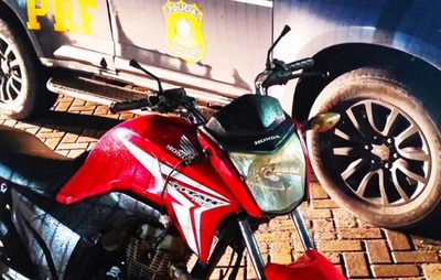 PRF recupera moto roubada após condutor se envolver em acidente na região de Feira de Santana