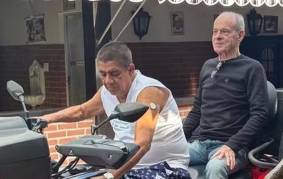 Ney Matogrosso pega carona com Zeca Pagodinho em quadriciclo e internautas reagem: “Montagem”