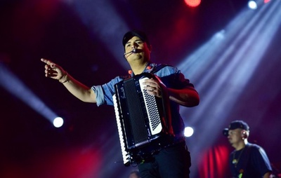 VÍDEO: Tarcísio do Acordeon embala multidão e dita o ritmo do São João da Bahia no Parque de Exposições