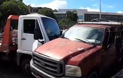 Caminhão guincho desgovernado causa acidente e deixa ferido no Largo do Retiro
