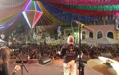 Lotou: Largo do Pelourinho atrai multidão com show de Flávio José e portões são fechados; confira imagens