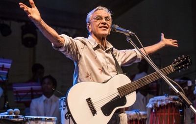 Sem mágoas: Caetano presta homenagem a Belchior durante show no Ceará