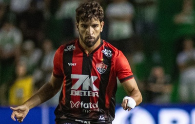 VÍDEO: Pepê acerta soco em Acevedo e é expulso do Ba-Vi no segundo tempo do clássico