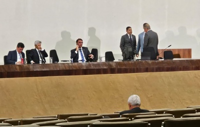 Com plenário ocupado pela oposição, Alcolumbre tenta fazer sessão em auditório, mas grupo de senadores impede iniciativa