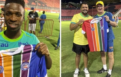 Vini Jr e Dorival posam com camisa da torcida LGBTricolor, do Bahia