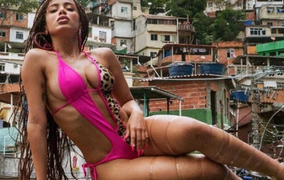 Estilista pede remoção de clipes de Anitta do YouTube e cobra indenização por uso indevido de peças de roupa