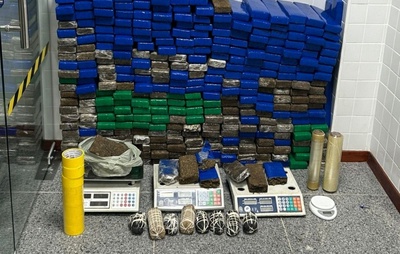 Uma mulher é presa e grande quantidade de drogas e explosivos são apreendidos em Feira de Santana
