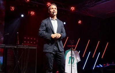 Diego Ribas, agora 'coach' de relacionamento, quer desassociar machismo e traição do futebol