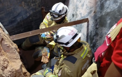 Bombeiros resgatam homem que estava soterrado em Mirantes de Periperi após duas horas de buscas