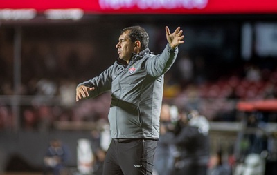 Fábio Carille cita reestruturação do Vitória após derrota para o São Paulo: “Acredito nesse grupo”