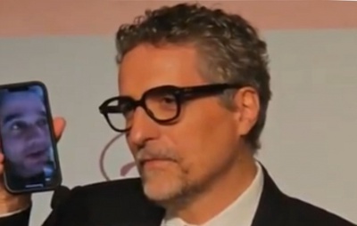 VÍDEO: Wagner Moura celebra prêmio de Melhor Ator em Cannes por videochamada com Kleber Mendonça Filho