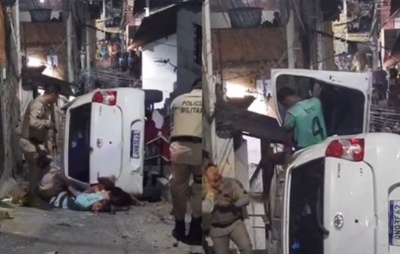 Criminosos capotam carro durante fuga da polícia no bairro de Itapuã, em Salvador