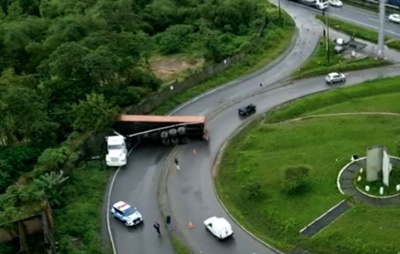 Carreta com contêiner tomba e interdita trecho da BR-324, no viaduto de Valéria