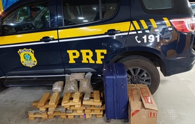 PRF apreende mais de 100 kg de maconha em ônibus na BR-116 e prende quatro passageiros