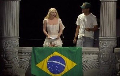 Fã que traduziu mensagem de Lady Gaga durante show no Rio é funcionário do Copacabana Palace