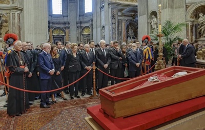 Lula presta homenagem ao papa Francisco em velório no Vaticano