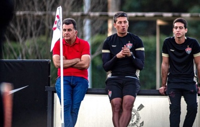 Vasco entra em contato com Thiago Carpini, técnico do Vitória, diz portal