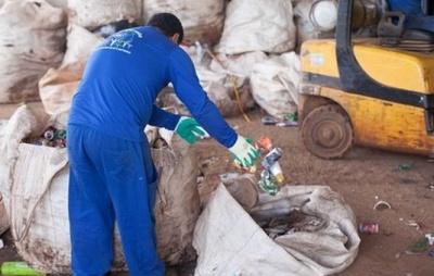 Brasil mantém excelência em reciclagem de latas de alumínio em 2024: 97,3% das embalagens voltam ao ciclo produtivo